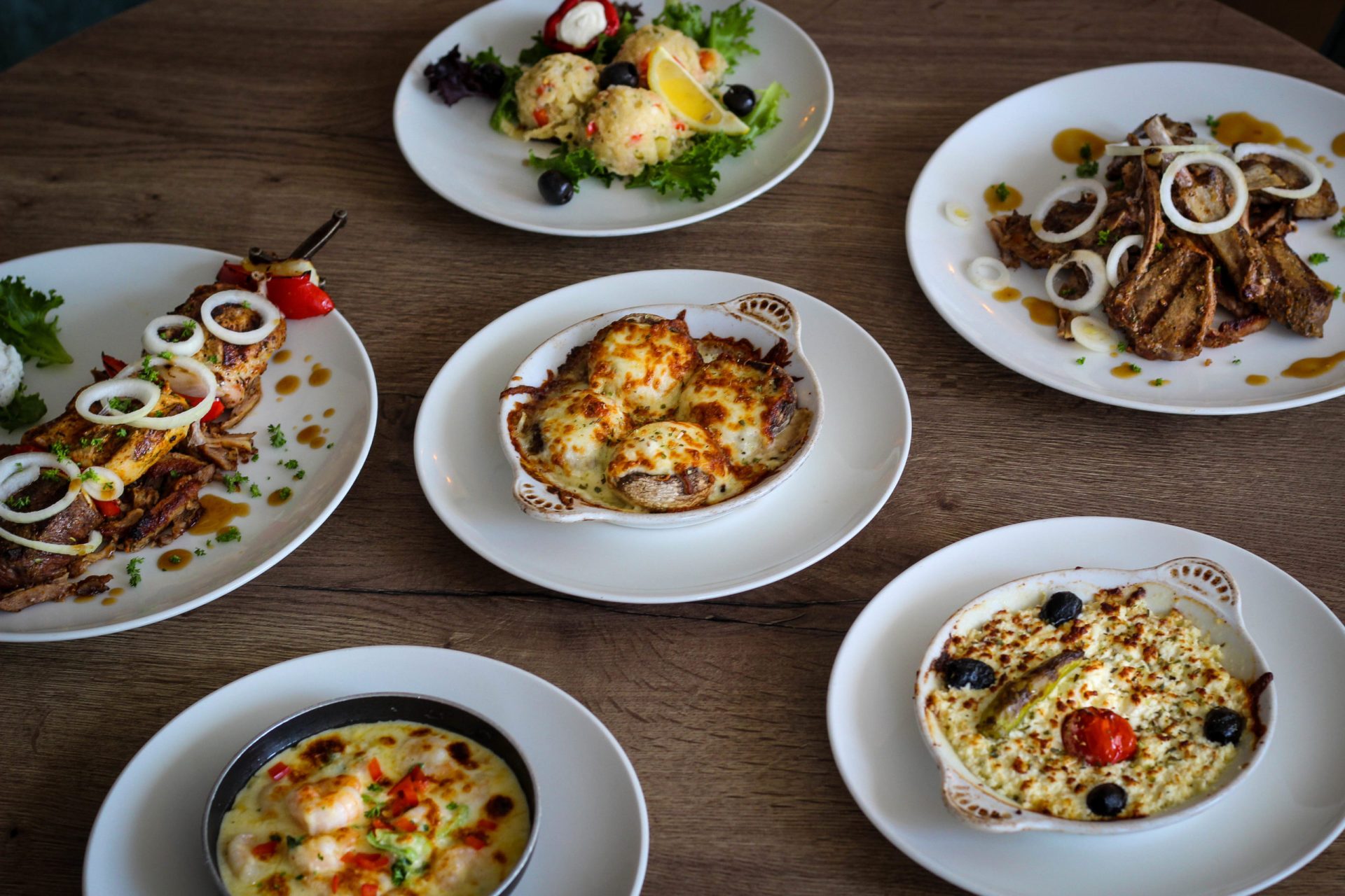 Griekse specialiteiten op houten tafel