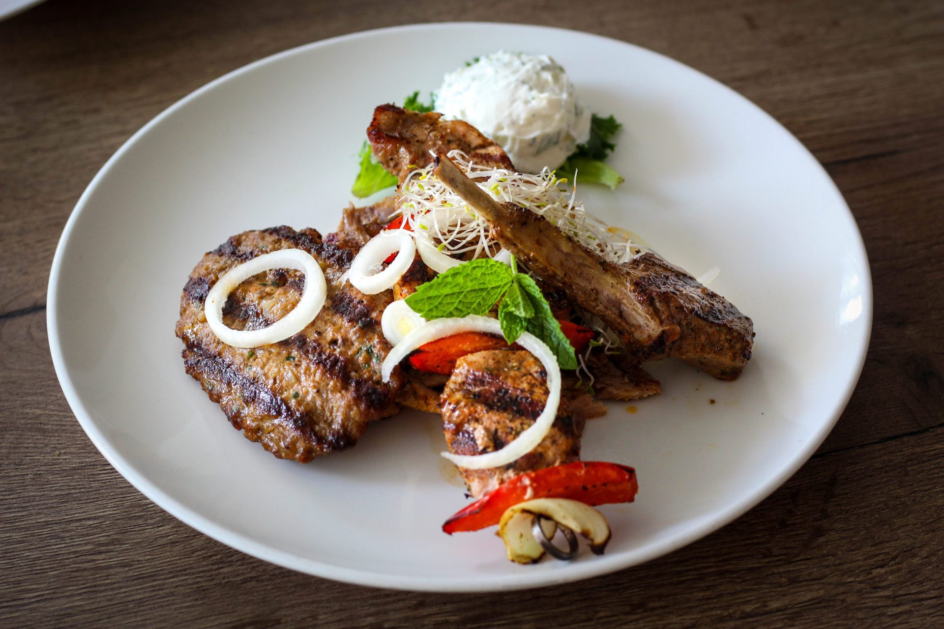 Gegrild vlees met tzatziki