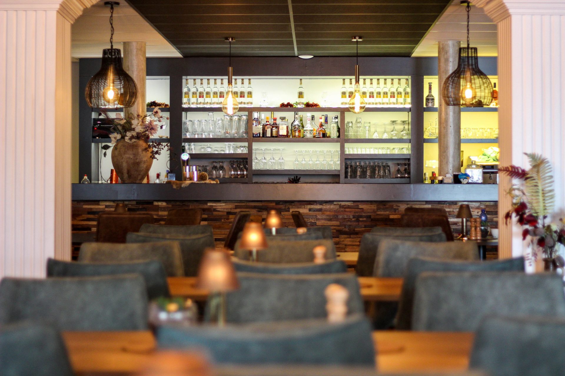 Warm interieur met bar van Delphi Hengelo