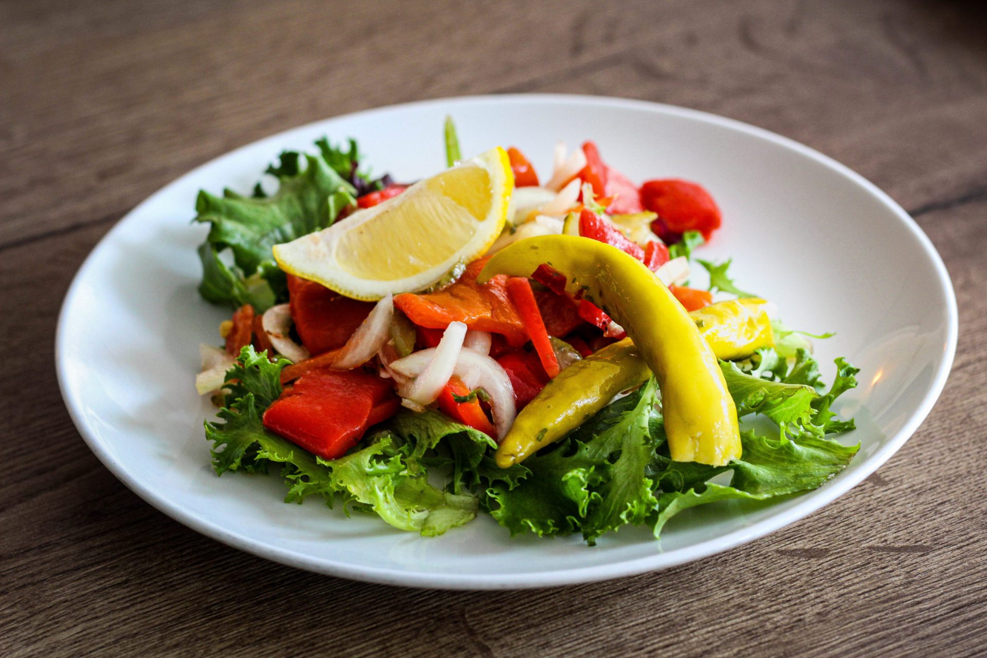Frisse Griekse salade met paprika en citroen