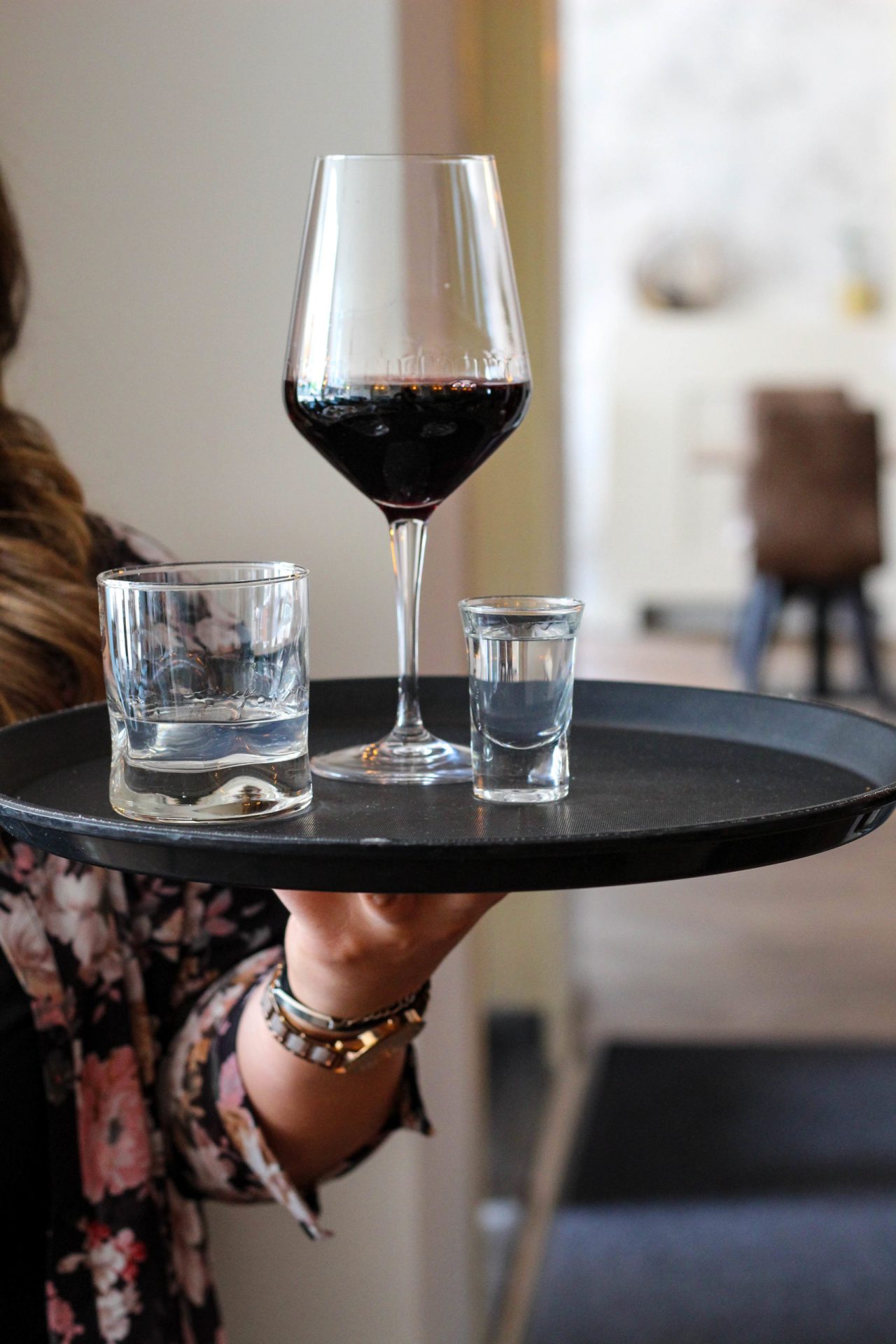Glas rode wijn met ouzo bij Delphi